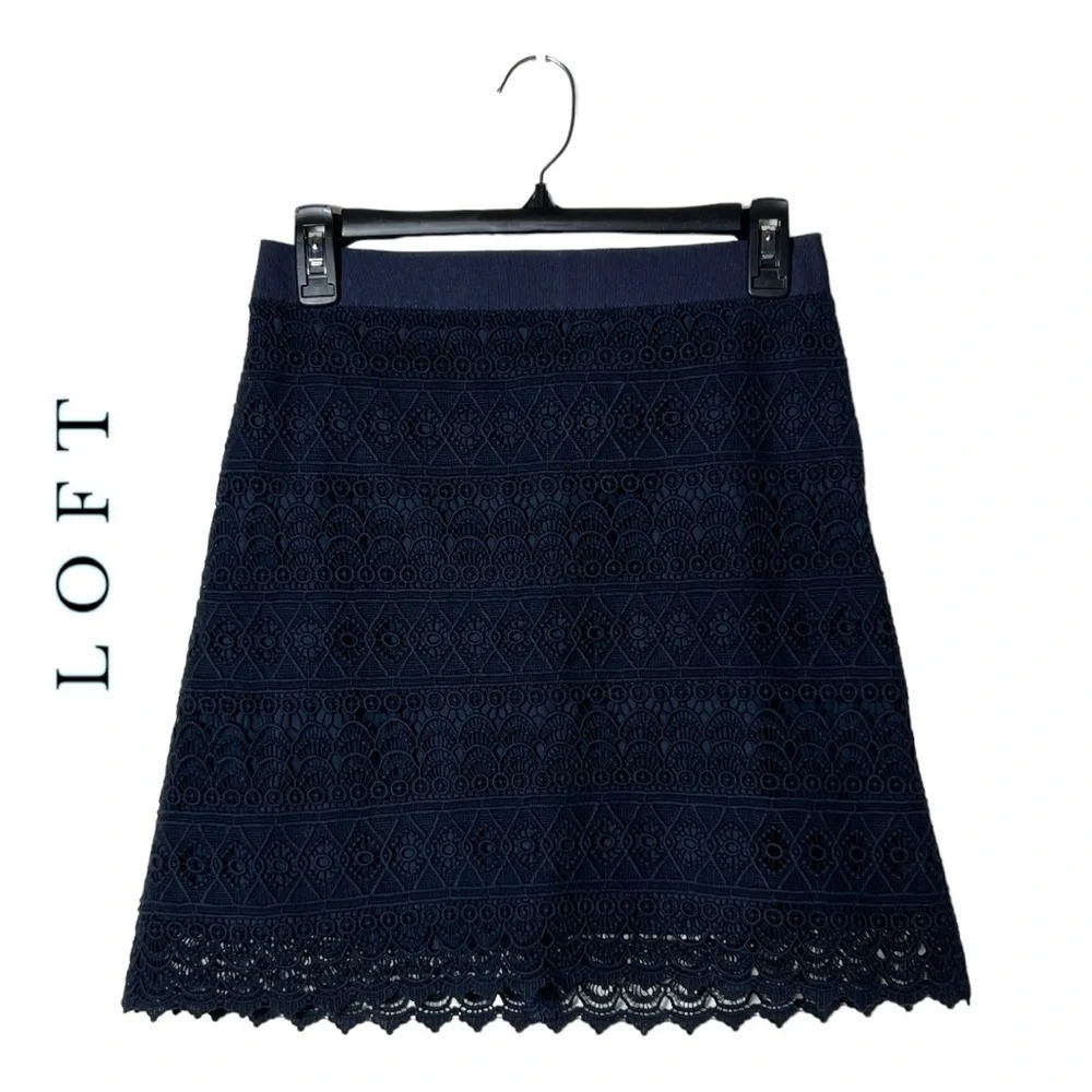 1849. LOFT ALL LACE MINI SKIRT NAVY BLUE IN COLOR SIZE 0 EXPOSED ZIPPER CLOSURE